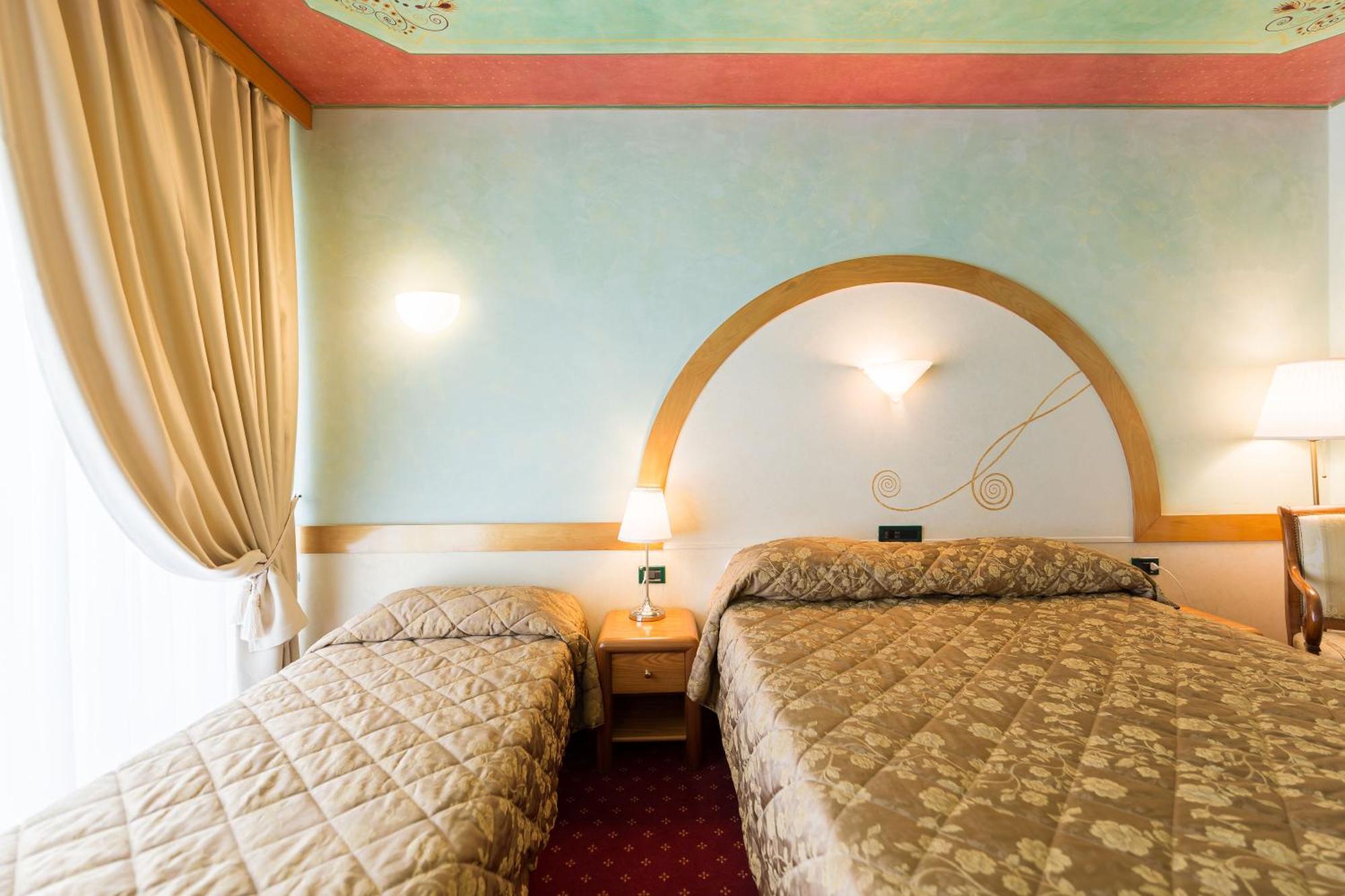 Hotel Aquila D'Oro Desenzano Ντεζεντσάνο ντελ Γκάρντα Δωμάτιο φωτογραφία