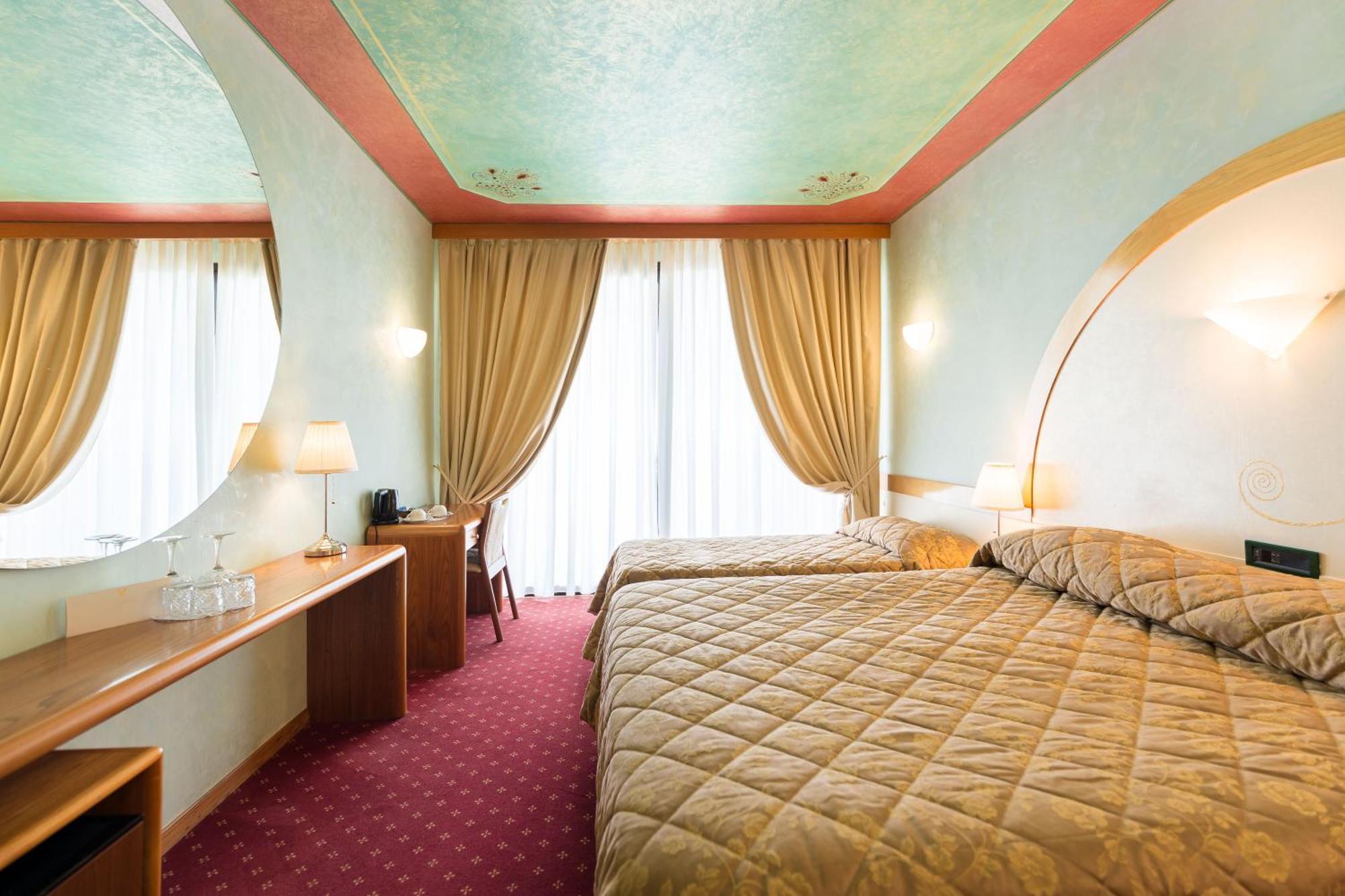 Hotel Aquila D'Oro Desenzano Ντεζεντσάνο ντελ Γκάρντα Δωμάτιο φωτογραφία