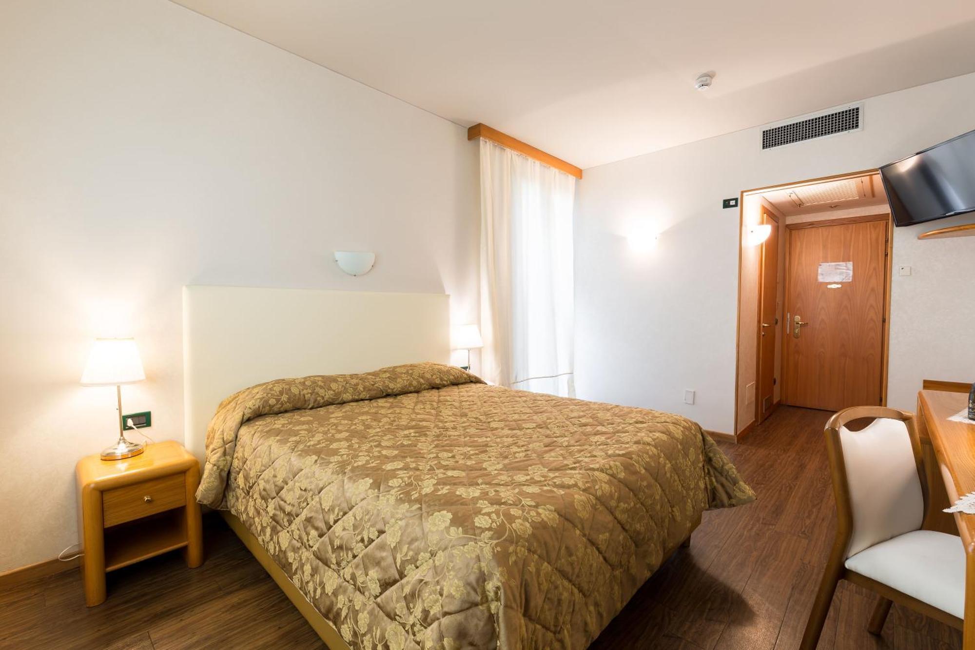 Hotel Aquila D'Oro Desenzano Ντεζεντσάνο ντελ Γκάρντα Εξωτερικό φωτογραφία